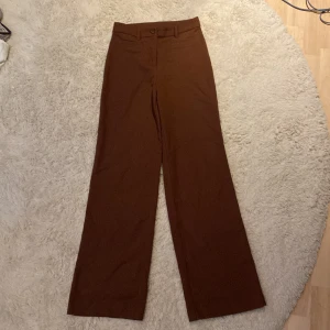 Bruna kostymbyxor - Det är i bra skick och har fejk fickor både på framsidan och baksidan.