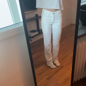 Lågmidjade Jeans - Vita lågmidjade raka jeans från bikbok. Använt en gång. Säljer för att de är för små i midjan för mig. Annars jätte fina!