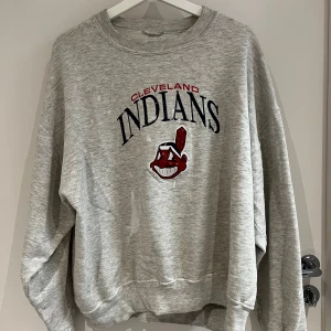 Vintage Crewneck - Vintage skick! Lite färg splatter!  Boxy M 
