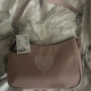 Handväska - Supersöt handväska🌸 Oanvänd med prislapp på. Vegansk.