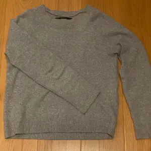 grå stickad tjock tröja från vero moda i storleken S.