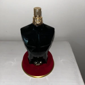 Jean Paul Gaultier ”Le Beau Le Parfum” - Tjena! Säljer denna parfym då jag tröttnat på den. Den är 125 ml och väldigt sparsamt använd, den är nästan helt full då jag bara tagit ca 15 spray totalt.  PRIS KAN DISKUTERAS