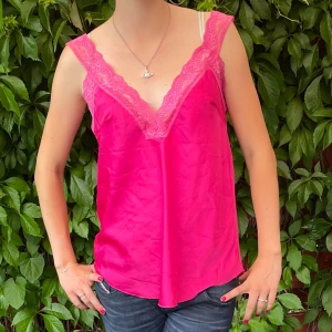 ”Made In Italy” linne med spets, rosa - Bra skick, lite skadad (finns på bild) därför bättre pris🩷kolla gärna på våra andra varor och skriv om du har frågor🥰