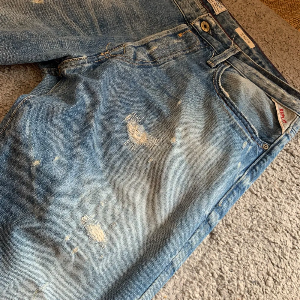 Tja, säljer nu dessa sjukt snygga replay jennon jeans köpta på CareOfCarl! Det går inte att köpa just denna modellen längre och den är vintage! Tveka inte gällande frågor. Orginalpris 2100kr, vårt pris 999kr. Jeans & Byxor.