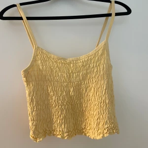 Topp från Gina Tricot - Gul topp från Gina Tricot💛 Stl s men passar även m