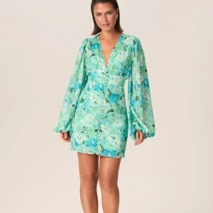 Adoore klänning - Säljer denna adoore klänning i storlek 40 då den va en aning stor på mig. Jätte fin och har bara testat den. Lägger ut den här innan jag skickar tillbaka den💞