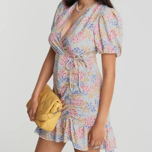 Klänning - Säljer denna klänning från ginatricot, använd fåtal gånger, nyskick. Den är längre baktill än framtill, så en perfekt kort klänning som man fortfarande vågar böja sig i;)  