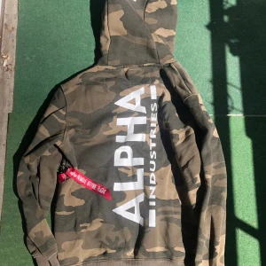 Alpha industries hoodie M - Print är lite skadad av tvätt annars ok skick autentisk såklart