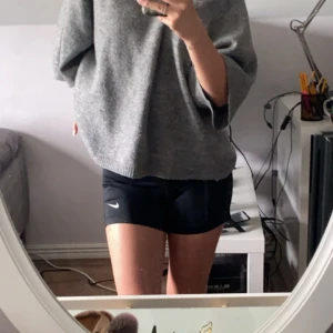 Nike shorts - Ett par väl använda Nike shorts som jag fick ärvda. Har några defekter därmed priset. Hör av dig om du har några frågor eller om du är intresserad 💕