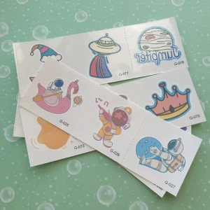 5st planeter, astronaut tatuering  - Tatuering/tattoo,  Motiv: planeter, astronaut, rymd,  Antal: 5st ark,  Storlek: ca 4×12cm,  Skick: nya/oanvända,  Tillfälliga tatueringar du sätter på kroppen med hjälp av vatten 