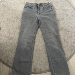 jeans - skit snygga grå mid waist jeans med fina detaljer på fickorna! Gå super bra att vicka ner i midjan så de blir lågmidjade!! skriv för fler bilder💞
