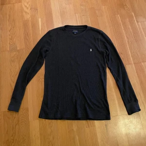 Ralph Lauren Crewneck - Hej, nu säljer jag min fina Ralph Lauren crewneck som passar perfekt med skjorta. Den är storlek L men sitter mer åt M hållet. Hör av er ifall ni har nån fråga.