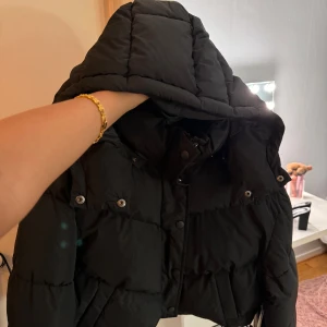 Jacka  - Svart dunjacka Från Na-kd i st 36  Helt oanvänd och prislappen är kvar  Nypris 500kr 
