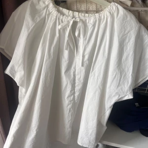 Topp! - En söt topp som är till för finare tillställningar som tex fest eller vanlig middag! Den är i storlek 38!💕