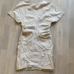 Zara klänning  - Säljer min superfina klänning pga att den bara ligger i min garderob och aldrig används. Den är använd 2 gånger så den är som ny. Superskönt material och öppen i ryggen.  Köparen står för frakt! 