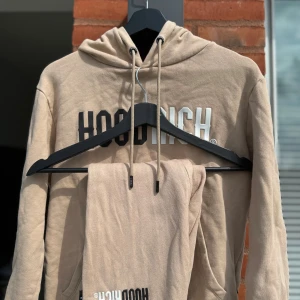 Hoodrich  - Hoodrich Hoodie tillsammans med byxor, perfekta kombon. Konditionen är 9/10 🤩👌🏻. Priset kan alltid diskuteras, samt går det också att köpa tex bara hoodien eller bara byxor, det är bara att skriva ✍️❤️