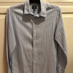 Ljusblå 100% Linneskjorta - Tja!! Säljer en 100% Linneskjorta från H&M. Lite urtvättad men annars fint skick. Strl S, Nypris 499kr, fraktar gärna finns och hämta i Bollebygd annars!