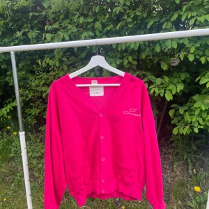 Vintage Champion Kofta - Rosa Champion kofta i vintage-stil!