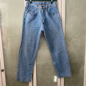 Vintage  jeans Henry strl M - Vintage jeans hög midja i mkt fint skick  Storlek 31 - 32   Midjemått 39,5 cm Längd 103 cm  Innerben 77 cm