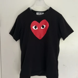 Comme des carcons  - 166-172 cm Size S, skick 9/10, köpt på Nk i Göteborg för 1200 och säljer nu denna för Bara 299. 