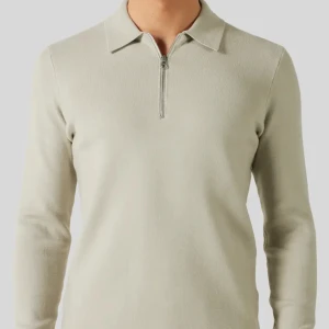 Samsoe guna half zip - Schysst sommartröja från Samsoe i modellen guna half zip beige i fint skick. Enbart använd ett fåtal gånger, storlek medium. Hojta vid fler frågor!