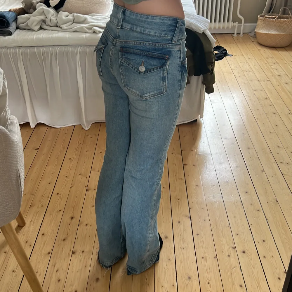 Säljer nu dessa jeans ifrån H&M i storlek 32. Superfina men kommer dessvärre inte till användning!. Jeans & Byxor.