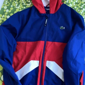 Lacoste vindjacka  - Storlek M 