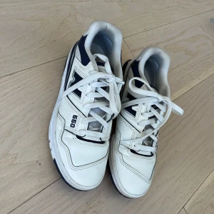 New balance 550 - Endast använda ett fåtal gånger. Köpta för ungefär ett år sem. Nypris 1650!