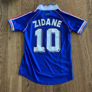 Hej! Säljer denna Zidane tröjan från world cup 1998. Tröjan är väldigt ovanlig och tillverkas ej numera. Om du har någon fråga så är det bara att skriva!