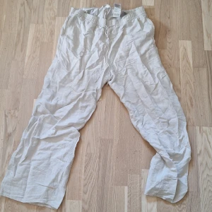 Linnebyxor H&M - Använt skick men inget man tänker på. Slutar vid anklarna på mig som är 1,72.