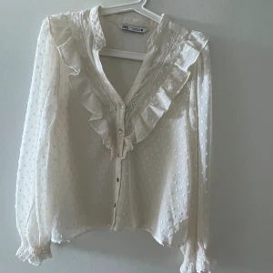 Blus från zara - jättefin blus ifrån zara! har inga defekter och är knappt använd❣️