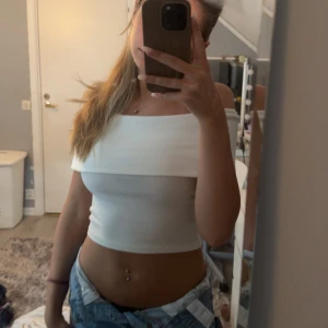 Off shoulder top - Säljer denna fina top ifrån gina tricot. Använd 1 gång💗storlek xs men passar även s då det är Stretchigt material.