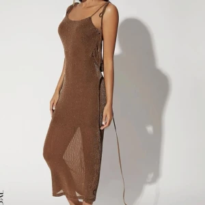 Brun klänning  - Från shein. Be om fler bilder på om ni är intresserade. Aldrig använd, endast testad. Storlek xs men passar xs-m beroende på hur man vill ha passformen.