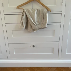 Linneshorts - Linneshorts från Zara | Skick 8/10 | Storlek M (Passar även L) | Nypris 450kr | Fraktar spårbart med Instabox eller PostNord | Hör av er vid funderingar | A&W fashion🌟
