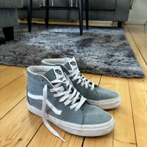 blå höga vans - säljer mina vans då dom inte kommer till användning! bra skick💕