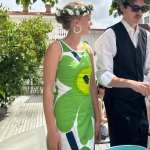 Klänning i marimekko-tyg - En klänning jag har köpt av en kvinna som sytt den själv av marimekko-tyg, jättebra skick, kan maskintvättas och så så fin!!