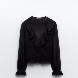 Blus - Jättefin blus från zara, den är oanvänd och nypris ligger på 299. Storlek Xs