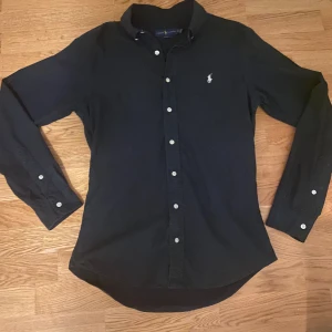 Polo Ralph Lauren Skjorta - Svart Polo skjorta i storlek S som inte används längre