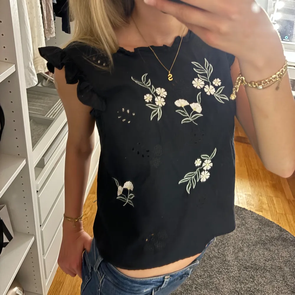 Söt blus med blommor på perfekt till sommaren!! Från h&m divided. Inte använd många gånger och i bra skick 💞 . Blusar.