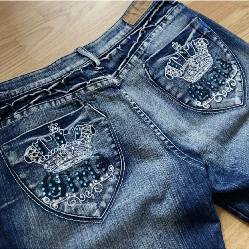 Super snygga jeans med rhinestones, midjemåttet rakt över är ca 39cm och innerbenslängden 85cm. Hälen är lite upptrampad då de är lite långa på mig som är 167, annars inga defekter förutom att ett fåtal stenar åkt av.. Jeans & Byxor.