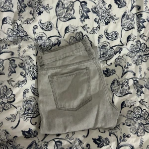 Jeans - Super snygga jeans från Gina i en rak passform. Nypris 499. Har fläck på ena benet men de ska försökas ta bort💗