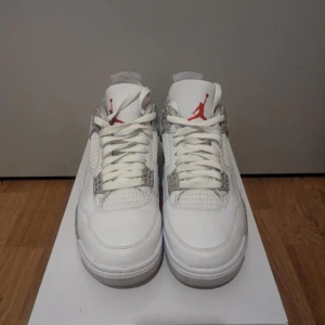 Jordan 4 Oreo 42 - Säljer ett par sparsamt använda fyror i oreo.  De är använda ca 5 gånger och har en fläck som ni kan se på sista bilden. Utöver det är de i ett bra skick. Digitalt kvitto från sneakersnstuff kan skickas vid efterfrågan! 