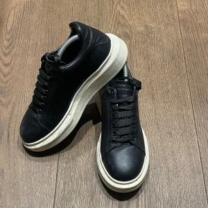 ALEXANDER MQUEEN SNEAKERS - Säljer mina super fina Alexander Mqueen sneakers. De är äkta, fick de i present och hade kvittot. Har tyvärr tappat bort kvittot därav att jag gått ner lite i pris. De är otroligt bra kvalité, knappt använda och SÅ bekväma🤎