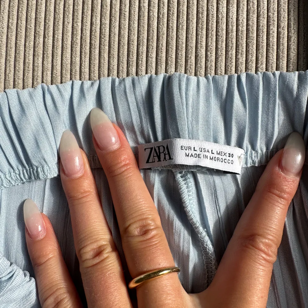 Byxor från Zara storlek L. Jeans & Byxor.