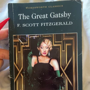 The great gatsby - Klassikern the great gatsby av F. Scott Fitzgerald. Slitet omslag då jag ägt boken länge och den legat i en låda. Inget fel på självaste texten.