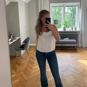 Gullig topp - Vit topp med volang från NA-KD. Använd men i bra skick🥰