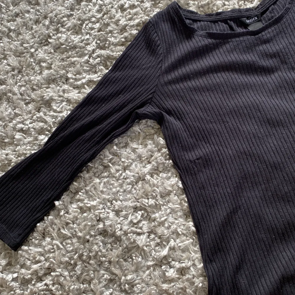 Detta är en svart tröja från Lindex. Den har kortare armar och är i storleken S!🖤. Tröjor & Koftor.