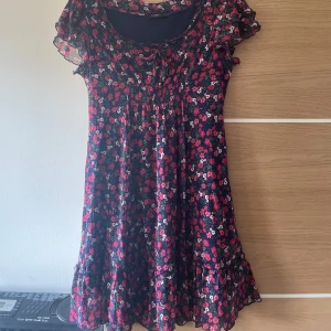 Blommig klänning - Jättefin klänning🌺💖 Strl L
