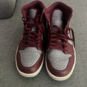 Air jordans 1 mid  - St 43, skick 9/10 sparsamt använda bra skick låda hänger med 