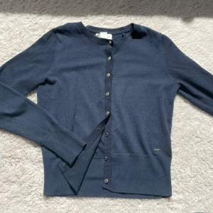 Kofta  - Jätte fin kofta från Lindex i storlek S använt 1 gång knappt i super bra skick. Köpt för 400kr 